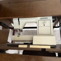SEWING MACHINE IN CASE
