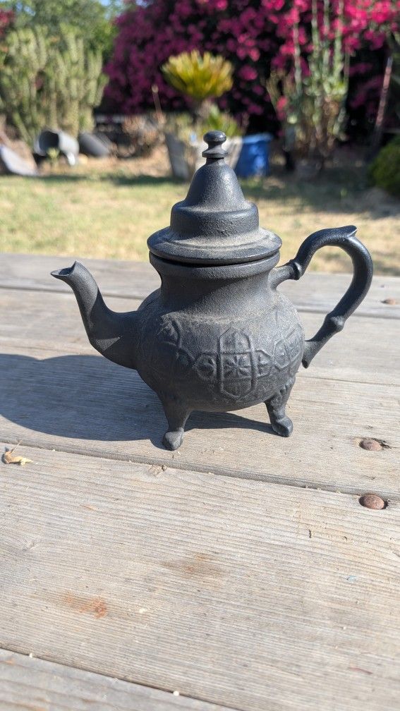 Antique-Style Cast Iron Teapot with Built-In Infuser – 8″ Vintage Asian-Style Kettle