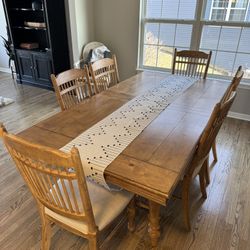 Table W/chairs And Hutch