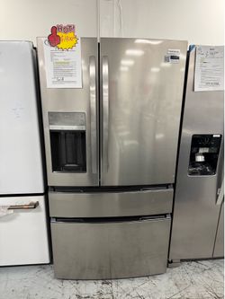 4-door refrigerator with middle convert drawer