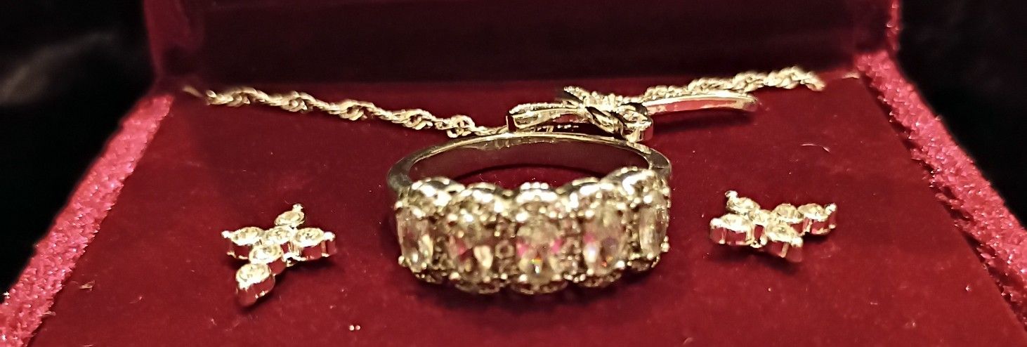 Silver Ring With White Sapphire Stones Size 8