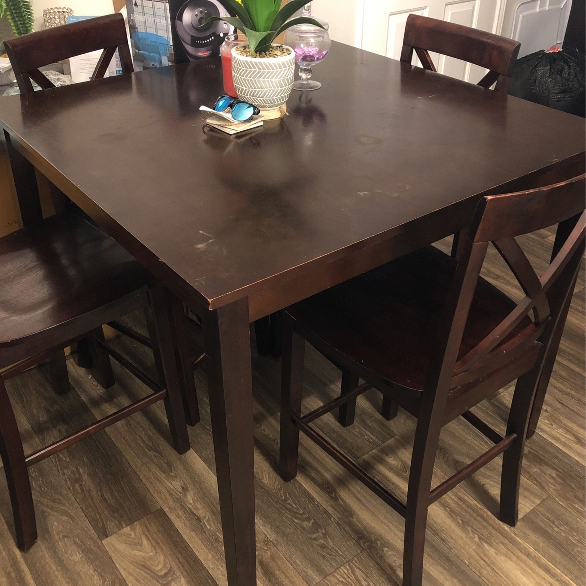Beautiful  Counter Height Table and Chairs $315 