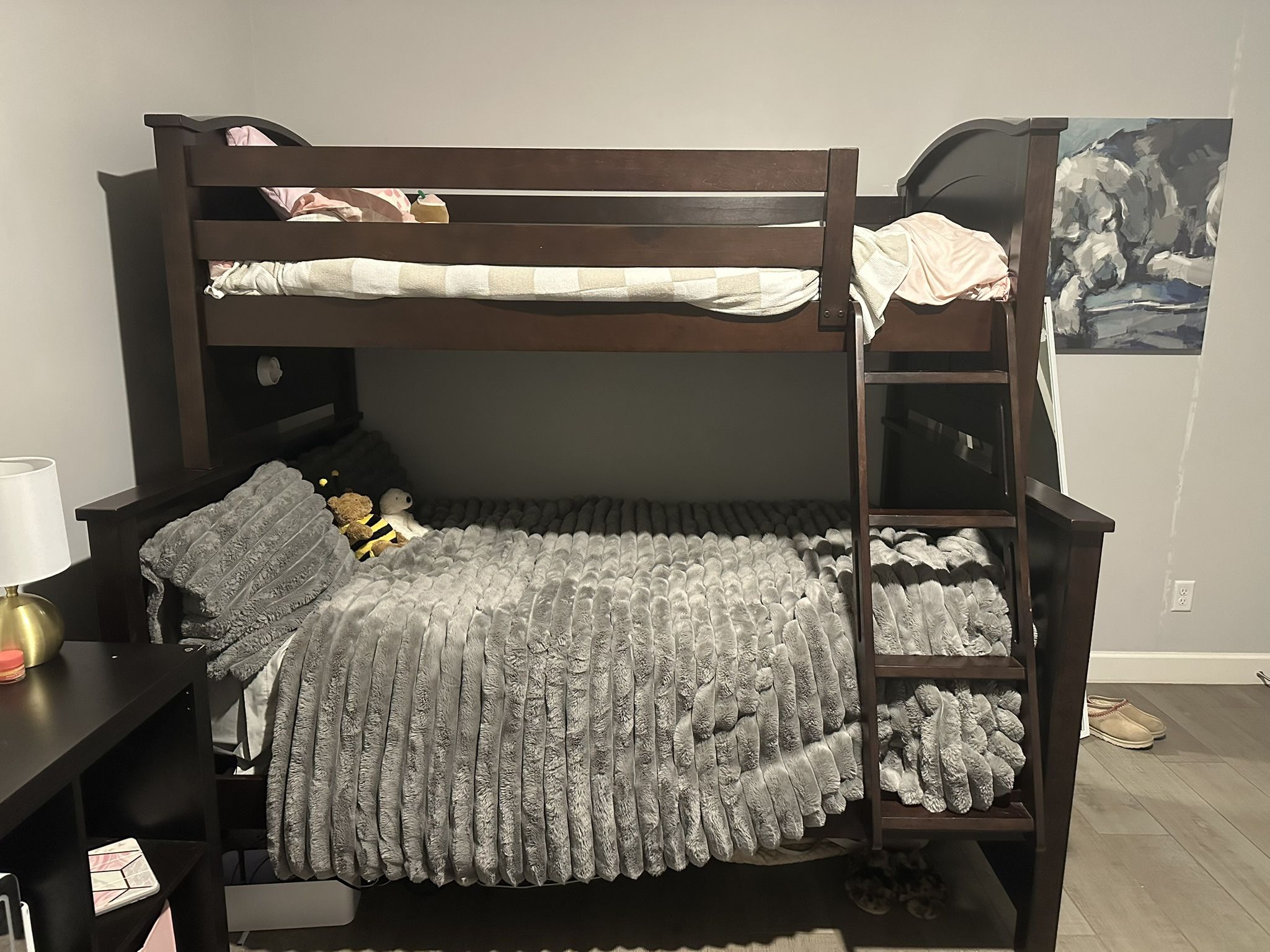 🛏️ Full/Twin Bunk Bed – Gently Used – Twin Mattress Included! 💤