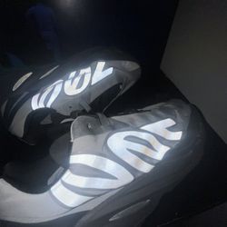 selling Yeezy 700 