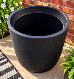 Huge planter black plastic  23x21