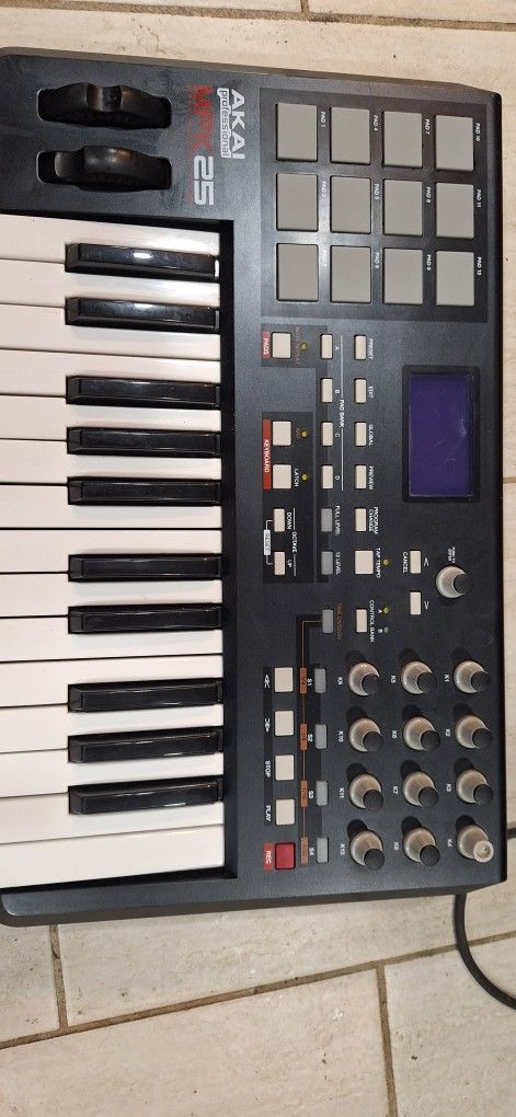 Akai Professional MPK25 Portable Keyboard