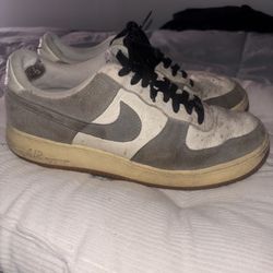 NIKE AIR FORCE ONE MENS 9.5 OFFERS ACCEPTED