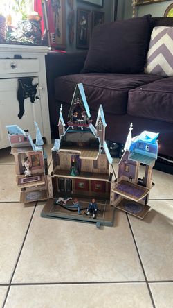 Frozen 2 castle with some accessories.