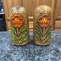 Hand Painted Flowers Pair Of Salt And Pepper Shakers.  Hand Painted Flowers.  Preowned 