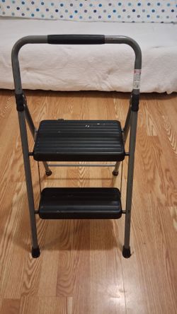 Metal sturdy step ladder