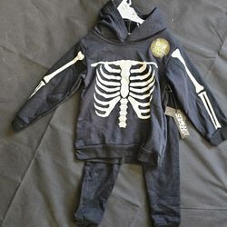NWT 10Threads Skeleton Glow in the Dark Hoodie and Pants

Boys Size 6