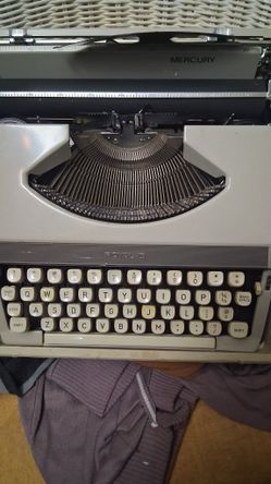 VINTAGE ROYAL TRAVEL TYPEWRITER