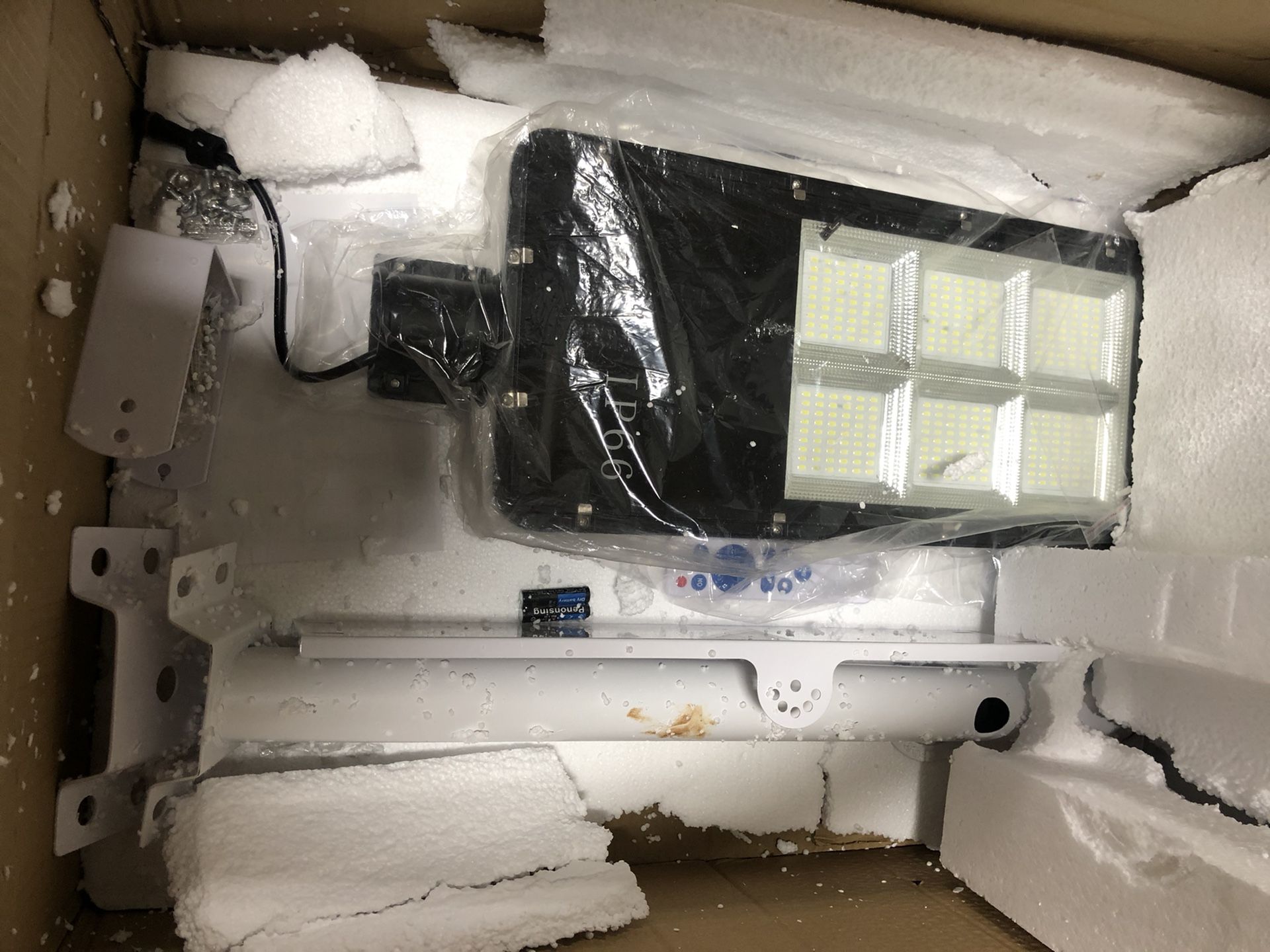 300W LED Solar Street Light, Outdoor Dusk to Dawn Flood Light with Remote Control, Waterproof, Ideal for Parking Lot, Stadium, Yard, Garage and Garden