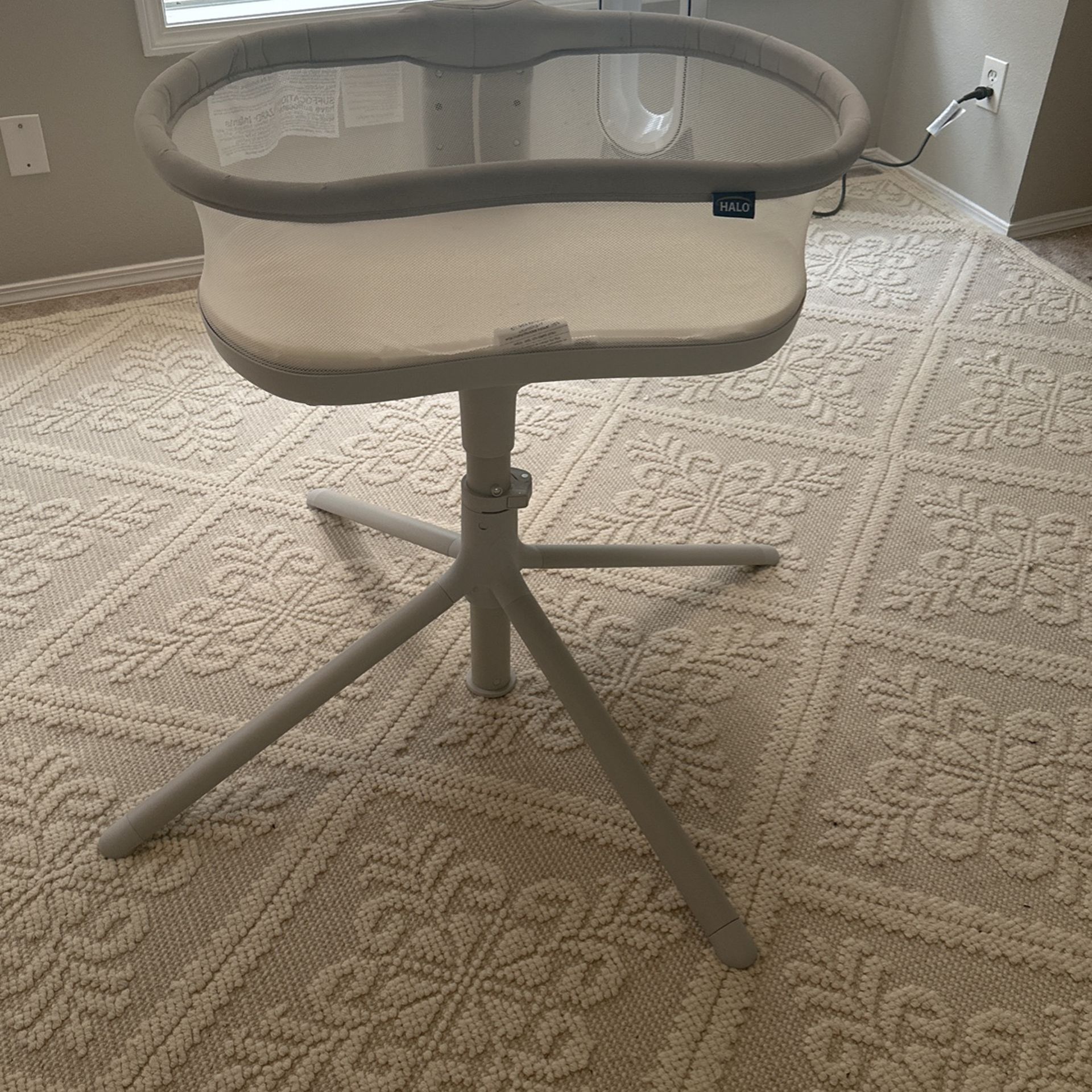 Halo Swiveling Bassinet 