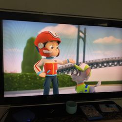 Sony LCD (Model #KDL-52XBR5) -- 40"  display, 50" w/glass border GREAT CONDITION