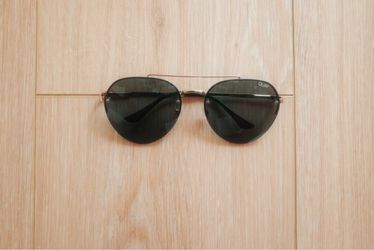 QUAY Somerset Sunglasses – Gold Frame / Black Lenses