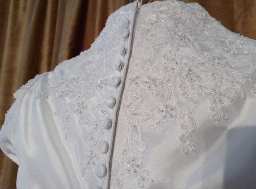 Wedding modern, romantic revival in this spectacular wedding dress. Perfectly clean. Size 6