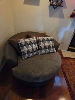 Round swivel chair