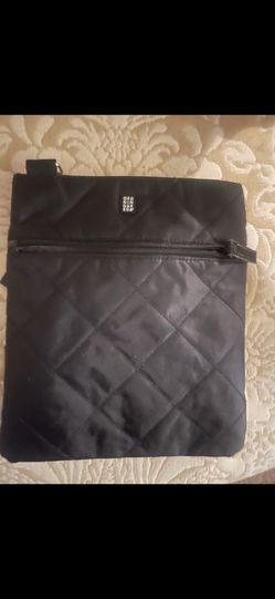 BLACK PURSE WITH ZIPPER ORDING & REDA
