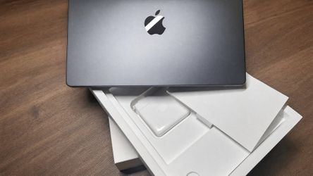 Macbook Pro M5 Max 14" 36gb 2tb Like New With apple care