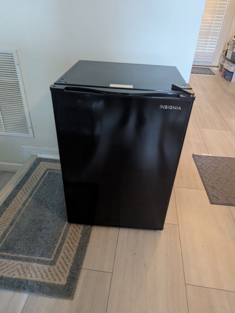 2.6 Cu Ft Compact Refrigerator