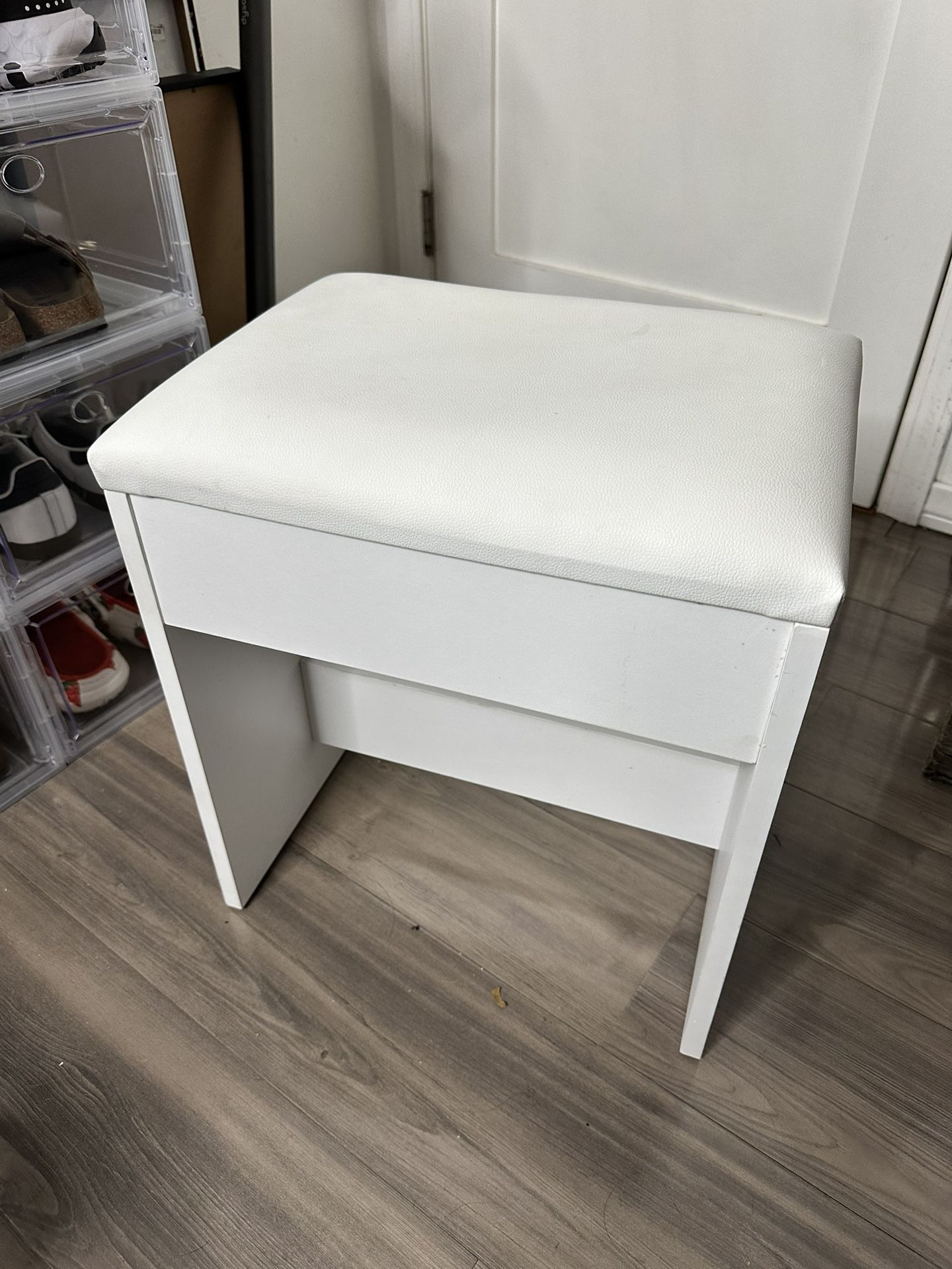 VANITY STOOL