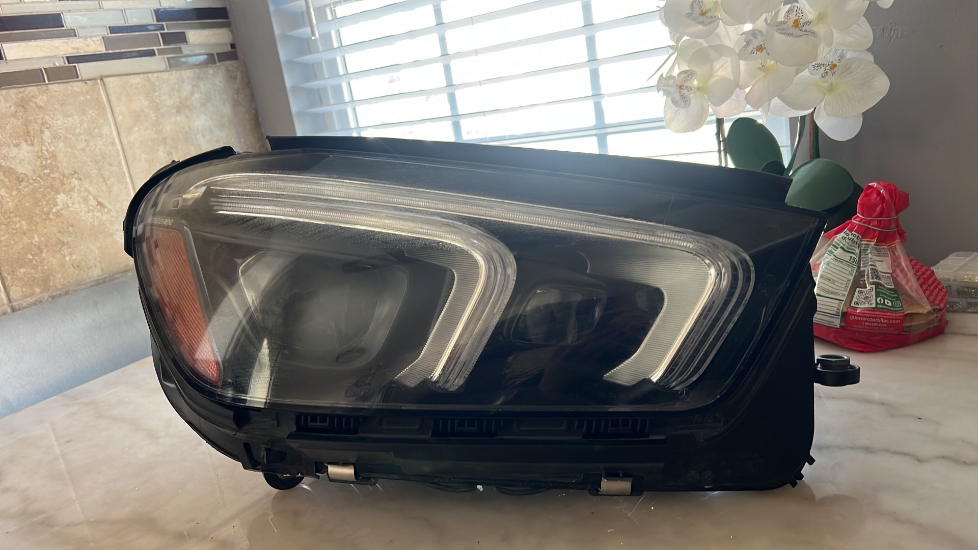 22 Mercedes GLE Headlight