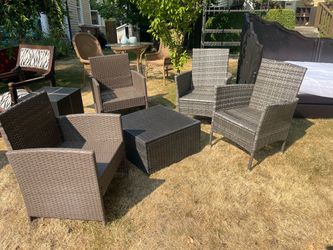 5 piece patio set- 4 chairs & 2x2 table w/glass top