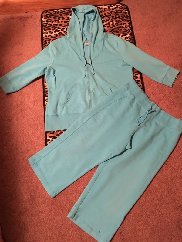 Xl full zip hoodie & size large capris