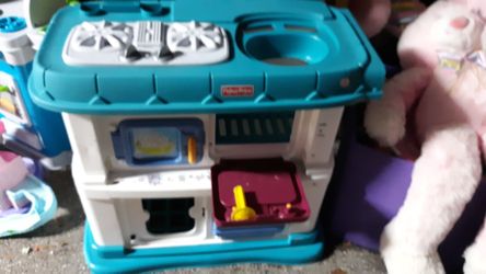 Kids kitchen set missing a few things on top