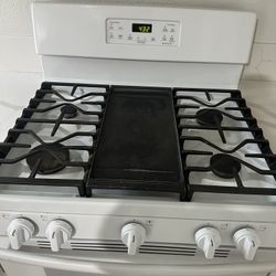 GE 30-in 5 burners 5-cu ft Freestanding Natural Gas Range ( White )