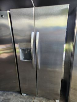 Frigidaire Side-By-Side Fridge 33"W