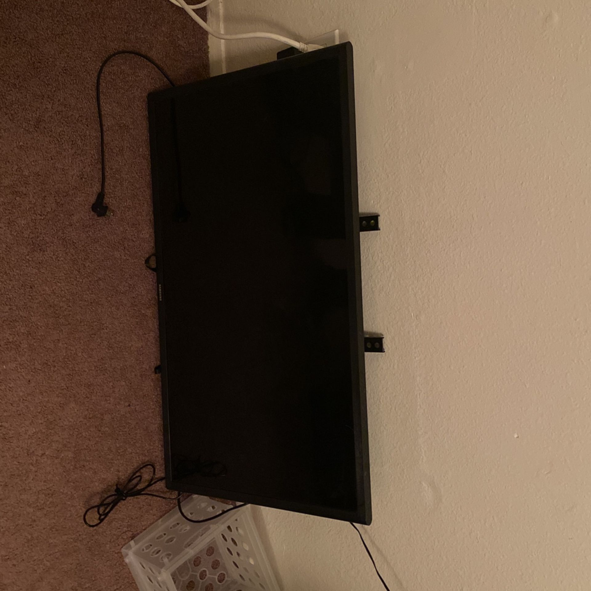 Samsung  29” With Wall Mount, No Controller