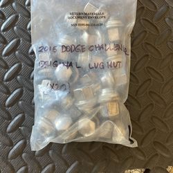 2015 Dodge Challenger RT Lug nut