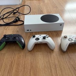Xbox Series S With 3 Controllers