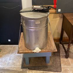 Honey extractor