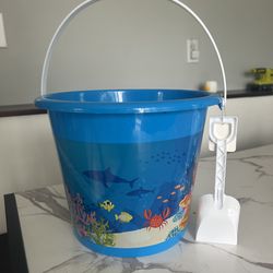 Sand bucket with shovel