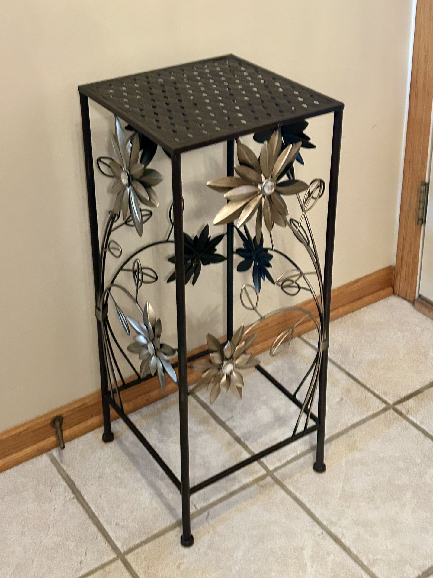 Beautiful Metal Plant Stand With Flowers 28”