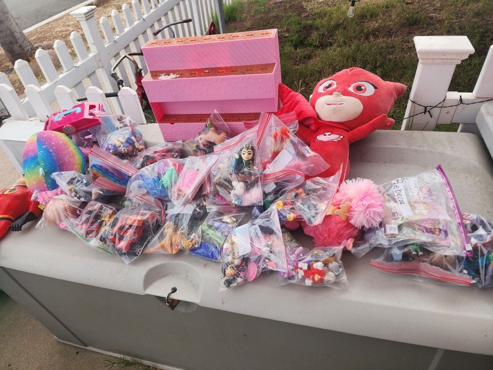 🔥🔥LOL DOLLS AND OTHER CUTE TOYS MOSTLY FOR GIRLS,EVERYTHING FOR ONE PRICE, BEST OFFER TAKE IT HOME 🔥🔥