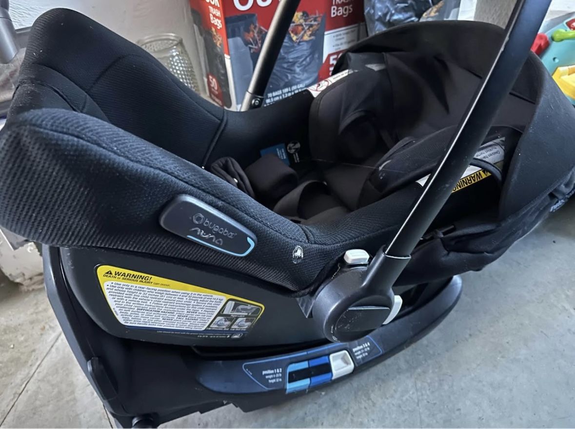 Nuna Pipa Infant carseat and base