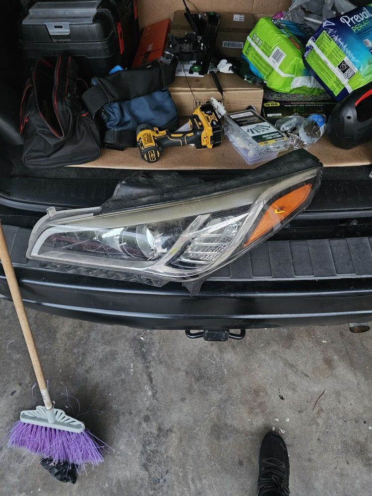 2016 Hyundai Sonota DRIVER SIDE headlight Used