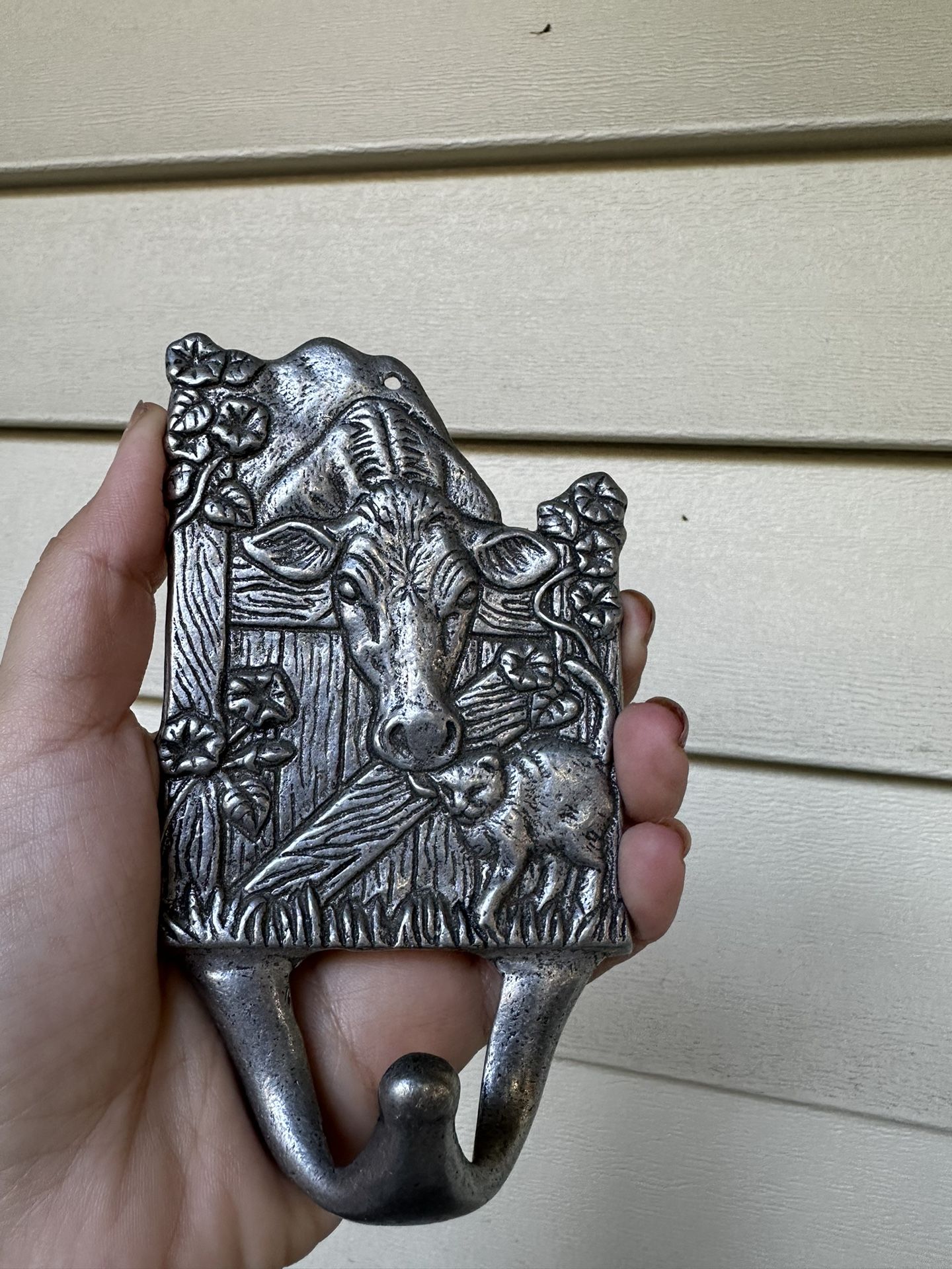 VINTAGE CAST ALUMINUM COW WALL HOOK UNIQUE COUNTRY SCENE ~ 3" x 5"