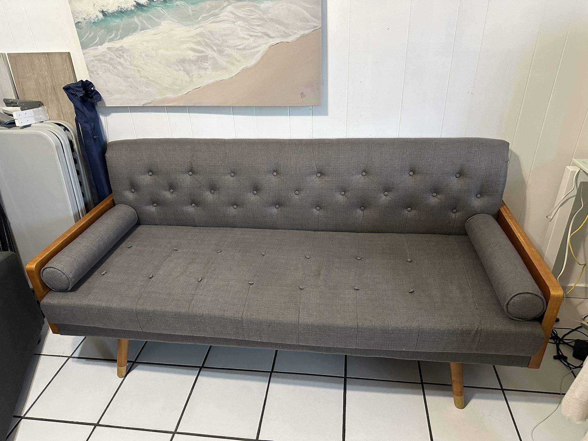 FREE/Gratis Couch (As Seen) MUST PICK UP