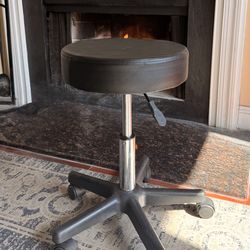 Adjustable Rolling Salon Stool – Hydraulic Swivel Chair