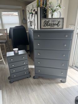✨✨BEAUTIFUL GRAY TALL 5 DRAWER DRESSER WITH NIGHTSTAND✨✨