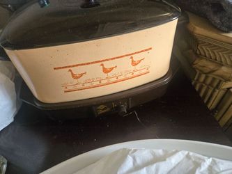 West bend small Slow Cooker/  Arrosera pequeña electrica
