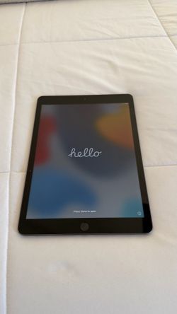 Apple Ipad 8th gen with Smart keyboard