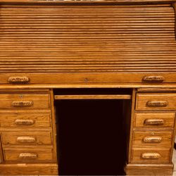  Beautiful Solid Oak Roll Top Desk  Great Condition 