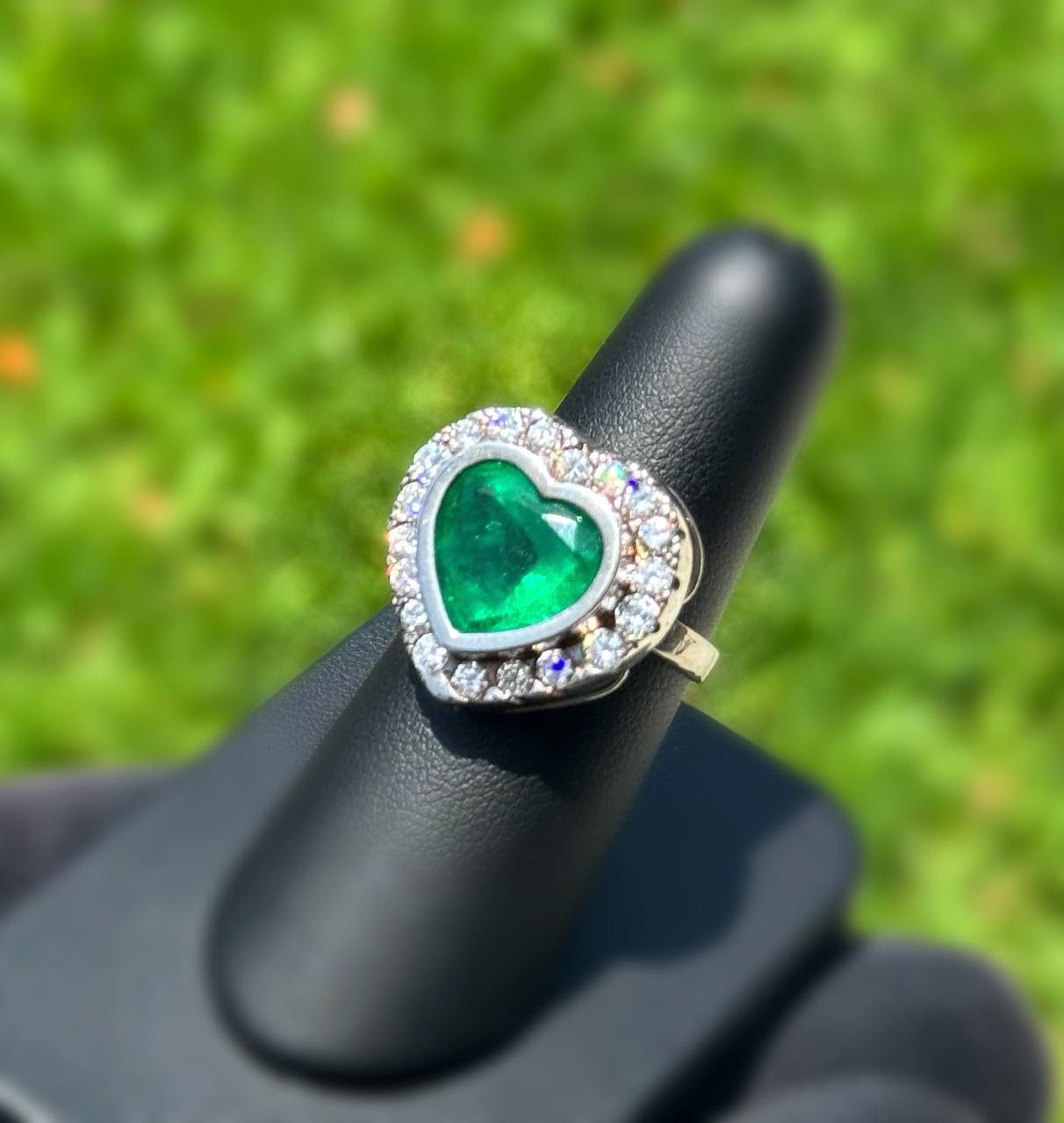 .750 platinum white ring natural Oval Diamond 2.10CTW. Natural Colombian Emerald F2 clarity. ring sz 7.75 with GIA certificate