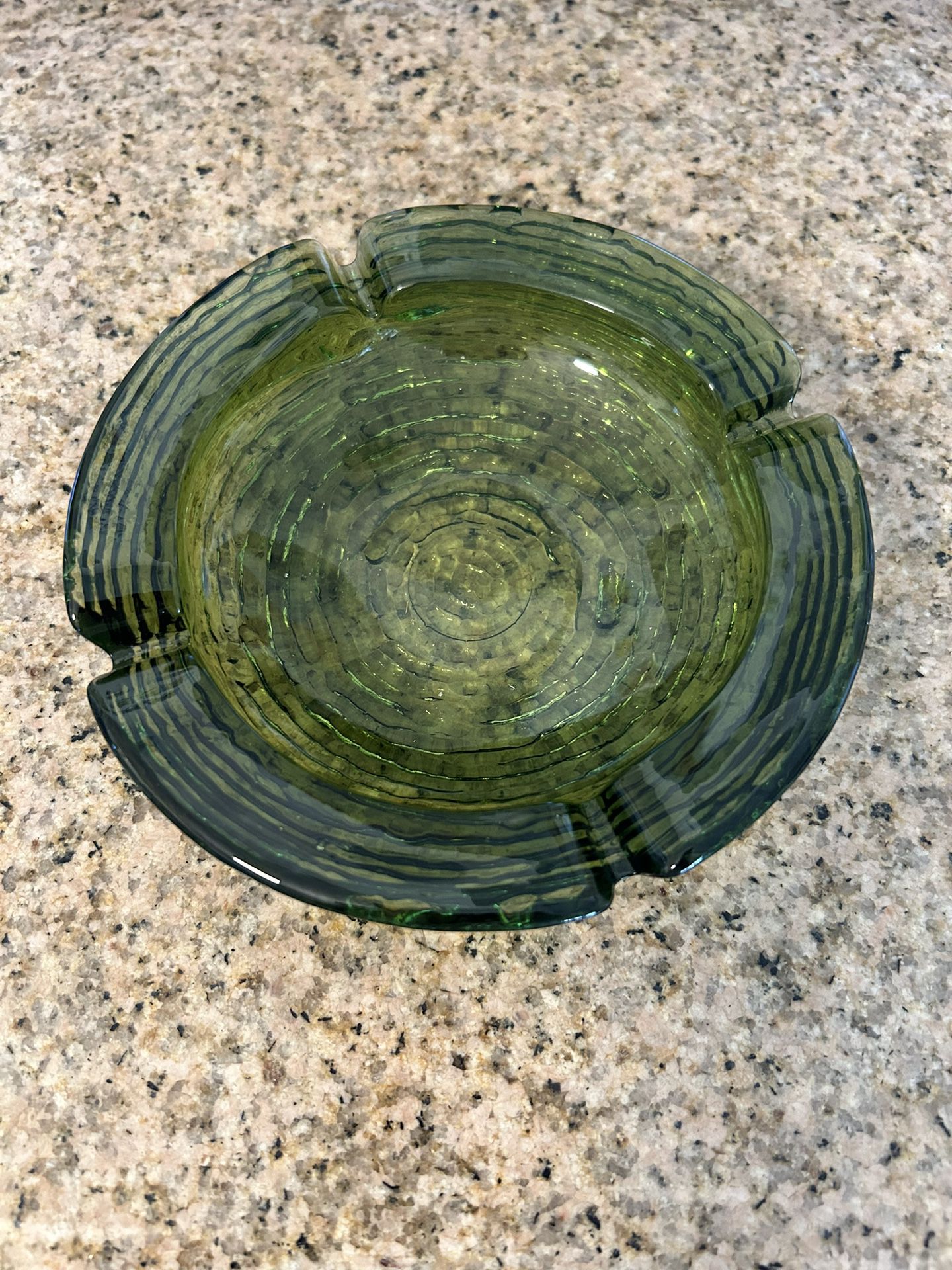 Retro MCM VINTAGE Emerald GREEN GLASS ASHTRAY 6 1/4 “ diameter 4 RESTS